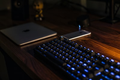 黑棕色的桌子上的电脑键盘
